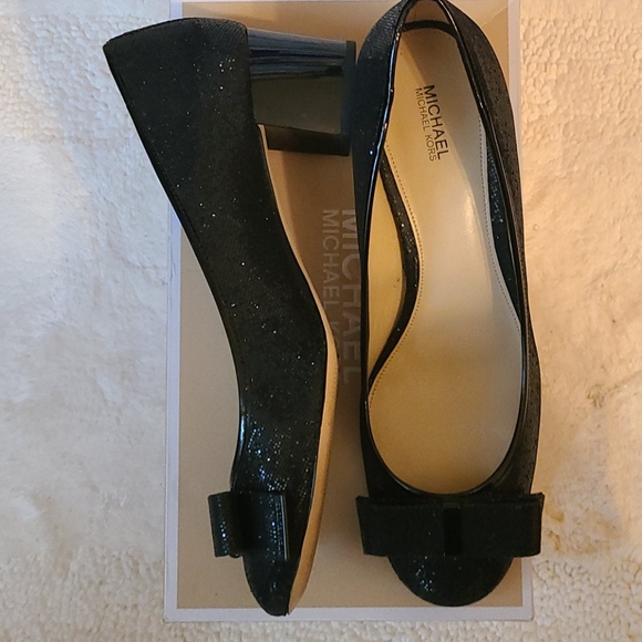 Michael Kors Kiera MidPump - Picture 2 of 7